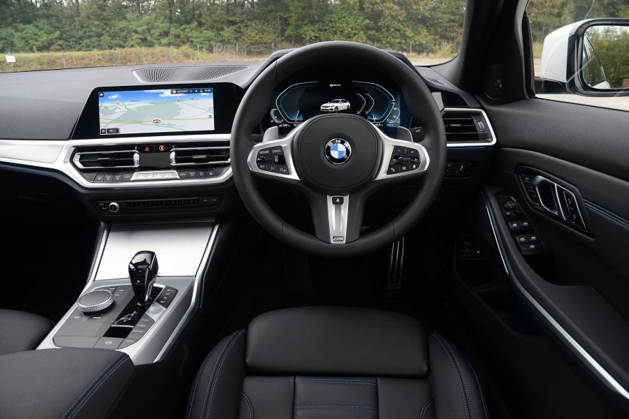 Торпедо BMW 330e M Sport (G20) 2019 года  (UK) (фото 12 из 25)
